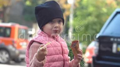 孩子们在街道上靠在模糊的街道上吃冰淇淋